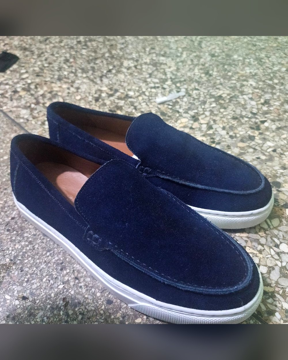 Mocassin Tokpa en daim bleu marine, semelle blanche, vu de trois quarts