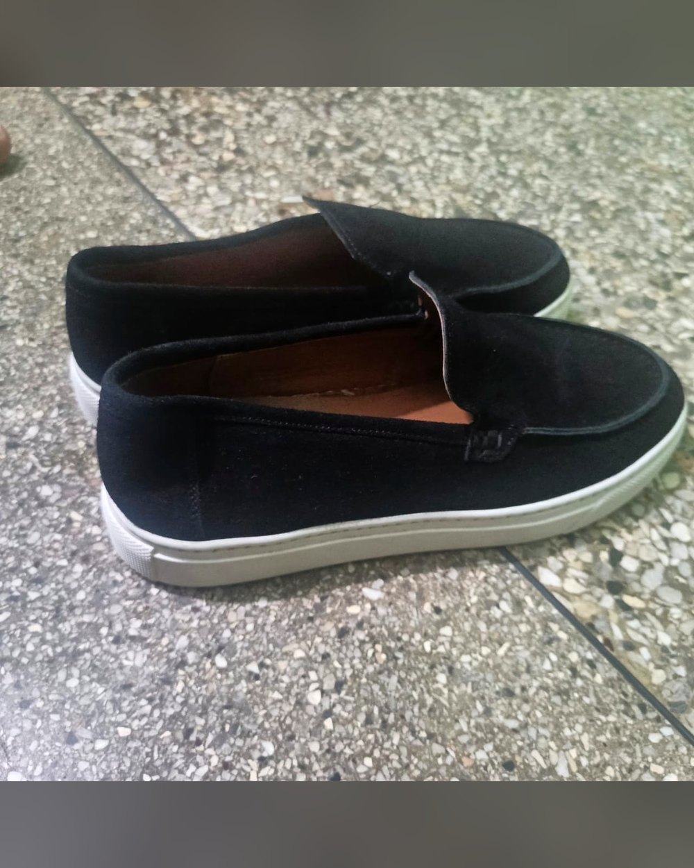 Mocassin Tokpa en daim noir, semelle blanche, vu de profil
